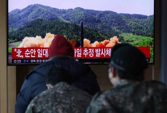 지난달 27일 서울역 대합실에서 군인들이 북한 탄도미사일 추정 발사체 발사 뉴스를 시청하고 있다. 연합뉴스.